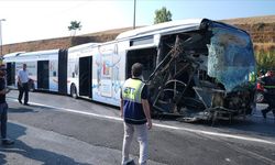 Küçükçekmece'de metrobüsler çarpıştı! Ölü ve yaralılar var