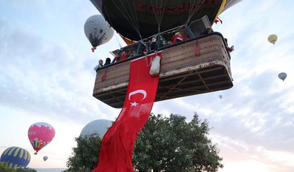 Kapadokya'da balonlar, 19 Mayıs için Türk bayraklarıyla havalandı