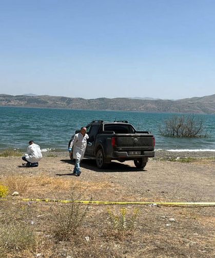 Hazar Gölü kıyısında kamyonette 2 ceset bulundu