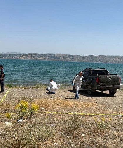 Hazar Gölü kıyısında kamyonette 2 ceset bulundu
