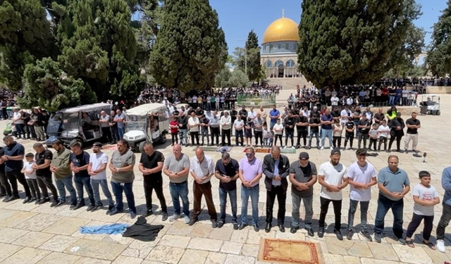 Mescid-i Aksa'da cuma namazı! Filistinliler kısıtlamaya rağmen birarada