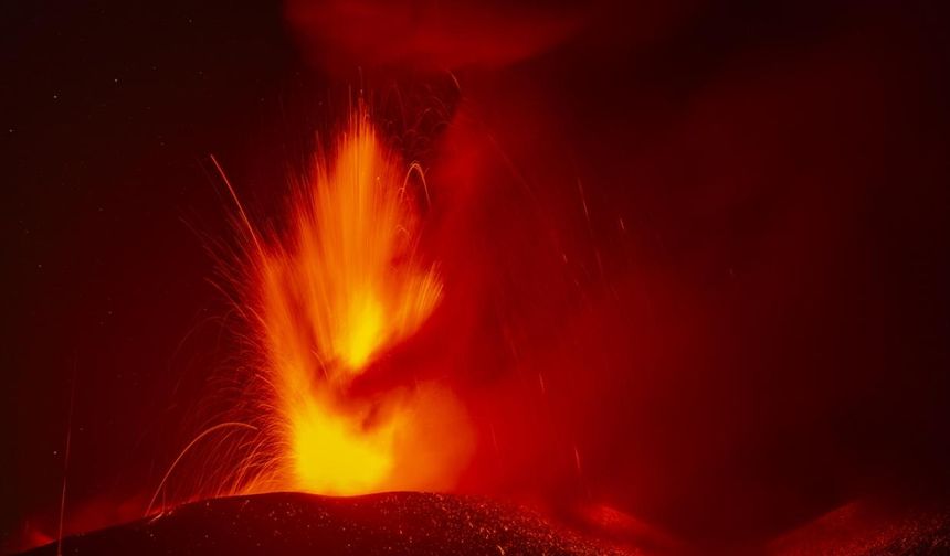 Etna Yanardağı’nda hareketlilik sürüyor: Gece boyunca lav püskürttü