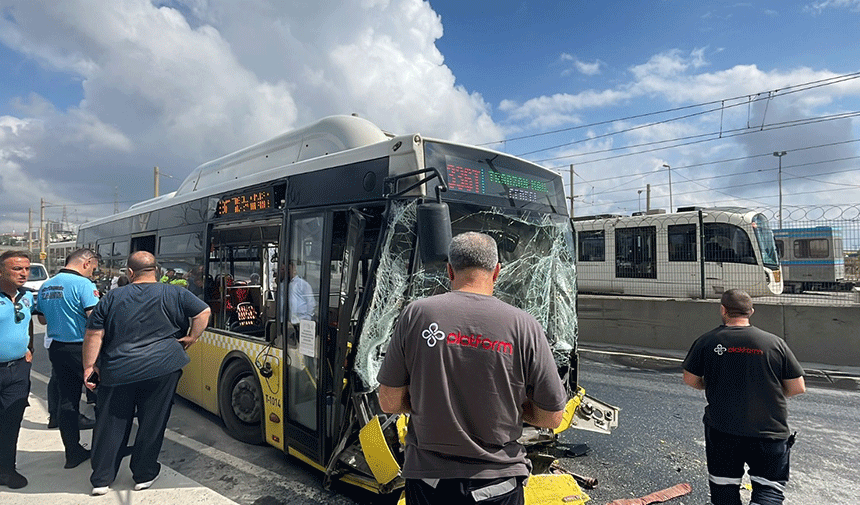 İETT otobüsü TIR'a çarptı: Yaralılar var